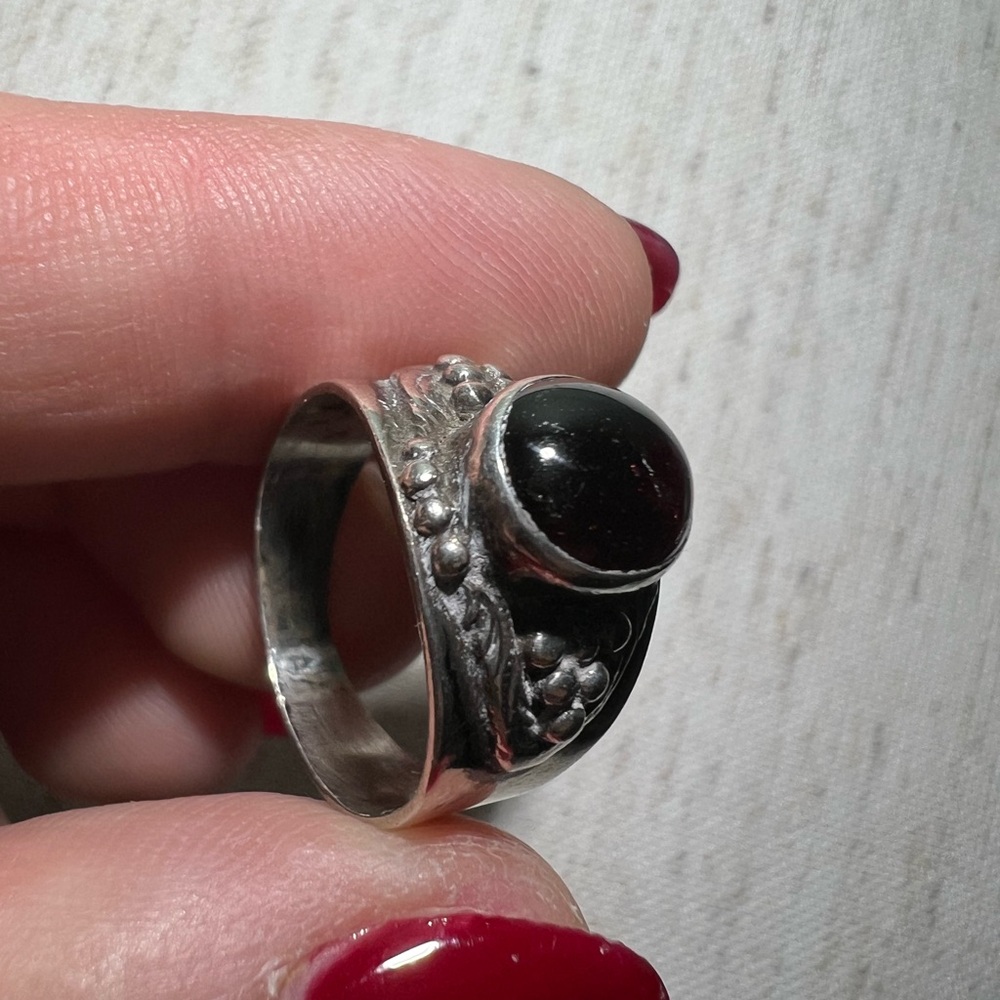 Vintage Sterling silver and garnet wide dome ring - Picture 4 of 15